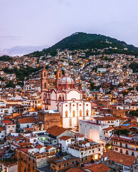 Pueblo Mágico Taxco de Alarcón, Guerrero. Instagram: @omarjairbq Mexican Surrealism, New Mexico Aesthetic, Spanish Aesthetic, Mexican American Culture, Mexico Wallpaper, City Inspiration, New Mexico Santa Fe, Mexico Culture, Vacation Goals