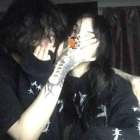 Grunge Couple Pictures, Hostage Aesthetic, Emo Couple Aesthetic, Cute Emo Couples, Emo Couples, Random Pfp, Grunge Aesthetics, Grunge Couple, Swag Couples