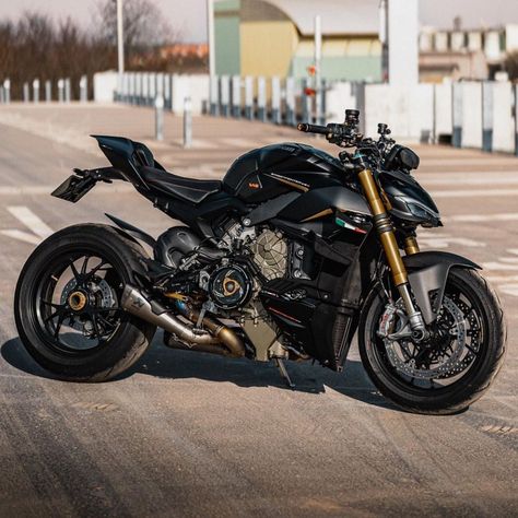 Ducati Street Fighter V4, Ducati V2 Streetfighter, Men On Motorcycles, Ducati Black, Black Ducati, Ducati V4s, Ducati Streetfighter V4s, Ducati Bike, Ducati Streetfighter V4