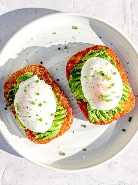 Hashbrown Avocado Toast, Avocado Hashbrown, Easy Poached Eggs, Protein Dinner Recipes, Bhaji Recipe, Avocado Toast Recipe, Hashbrown Recipes, Sweet Potato Breakfast, Avocado Breakfast