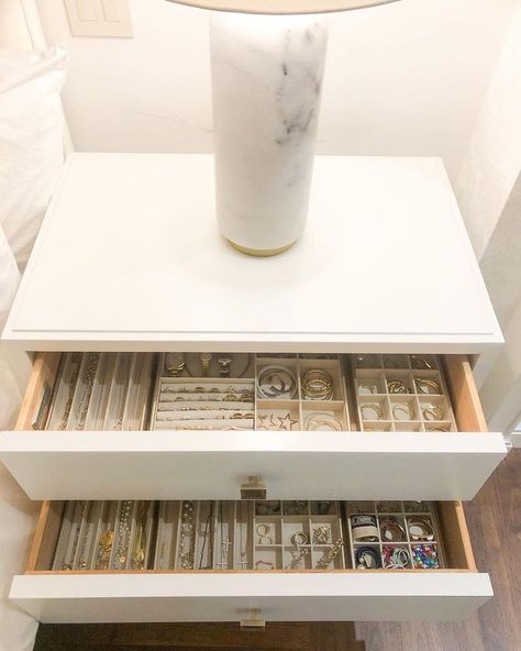 Jewelry Organization In Drawer, Narrow Jewelry Storage, Flat Jewelry Storage, Home Jewelry Organization, Jewelry Organizer Large, Closet Jewelry Display Ideas, Jewellery Drawer Storage, Jewelry Case In Closet, Locking Jewelry Storage