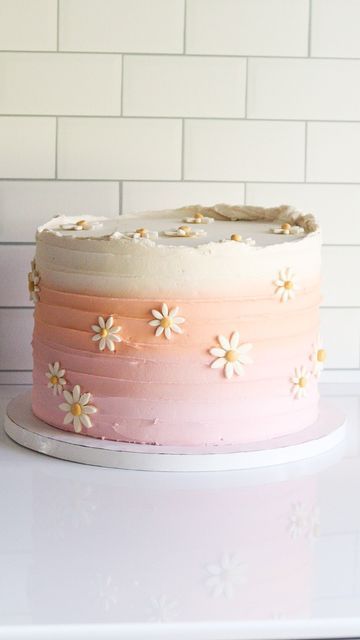 Baby Pink Cake Ideas, Simply Birthday Cake Ideas, Daisy Party Food Ideas, Flower Cake First Birthday, Pink Piped Cake, Simple Daisy Cake, 1st Birthday Girl Daisy Theme, Daisy Rainbow Cake, Rainbow And Daisy Cake