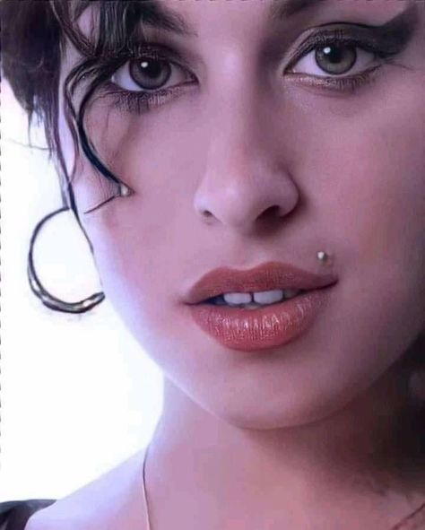 Fierce Goddess, Amy Wine, Amy Winehouse Style, Amazing Amy, Monroe Piercings, Goddess Aesthetic, Amy Winehouse, Piercing Tattoo, Back To Black