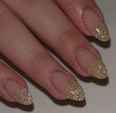 Nail Inspo Glitter, Trendy Glitter Nails, Manicure Sparkle, Winter Manicures, Glitter Nail Ideas, Gold Sparkle Nails, Christmas Nails Glitter, Glitter Nail Designs, Hoco Nails