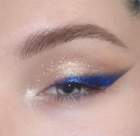 Matte Make Up, Makeup Eye Looks, Grunge Look, Eye Makeup Art, Blue Makeup, Makeup Pictures, Blue Eye Makeup, روتين العناية بالبشرة, Makeup Goals