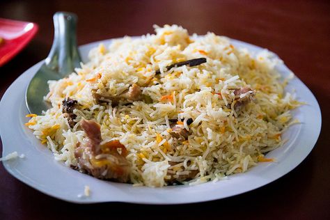 Moradabadi Biryani, Yakhni Pulao, Biryani Recipes, Mutton Biryani, Bunny Chow, Biryani Rice, Chicken Biryani Recipe, Korean Side Dishes, Cooked Rice