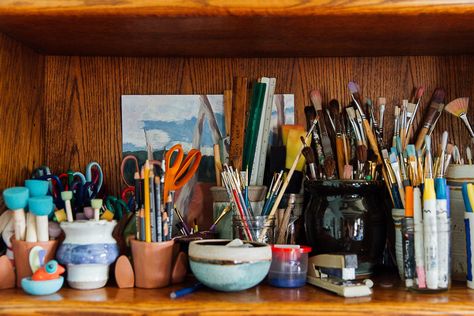 Art Student Bedroom Aesthetic, Small Art Studio Storage, Small Art Studio Aesthetic, Desk Inspo Artist, Artist Dorm Room, Art Supplies Store Aesthetic, Messy Art Room Aesthetic, Art Teacher Aesthetic, Small Art Studio