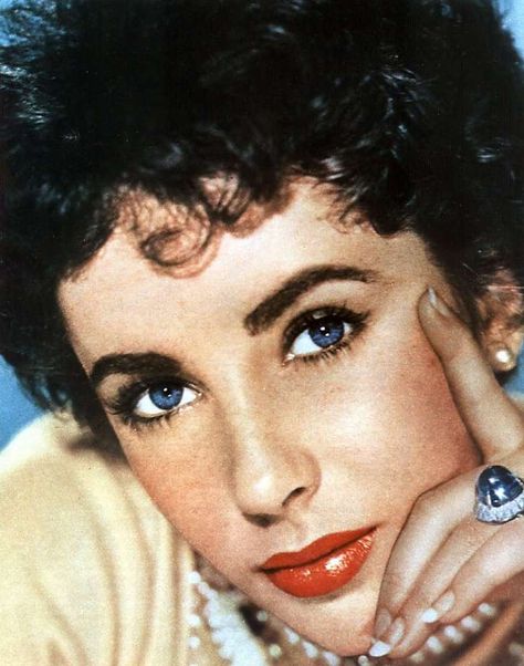 A close up look at Liz taylor's features. Her eyes had a violet look. Elizabeth Taylor Michael Jackson, Elizabeth Taylor Children, Elizabeth Taylor Eyes, Edward Wilding, Michael Wilding, Elizabeth Taylor Jewelry, Miss Elizabeth, Julie Christie, Richard Burton