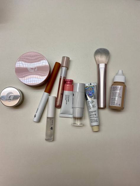 Glossier is essential for the no-makeup makeup trend. About 96% of my makeup comes from glossier- all helping me yo achieve a ‘barely- there’ glowy look. Some of the best items to start your collection: Cloud paint 🎨 - a liquid blush that is highly pigmented (only a little needed) and easily blends into your skin Perfecting skin tint - has the skin tone evening and pigment of a foundation, without covering freckles and looking cakey Glossier Haul, Glossier Skin Tint, Skincare Bag, Cloud Paint, Skin Tint, Makeup Haul, Liquid Blush, Make Up Inspo, Makeup Needs