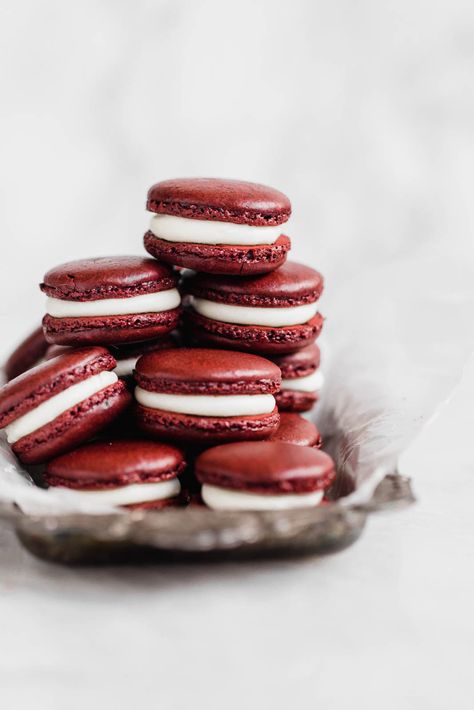 Red Velvet Macarons with cream cheese frosting - Broma Bakery Red Velvet Macarons Recipe, Red Velvet Macarons, Broma Bakery, Chocolate Macaroons, Blackberry Syrup, Chocolate Macaron, Wedding Cake Recipe, Macaroon Recipes, Macaron Recipe