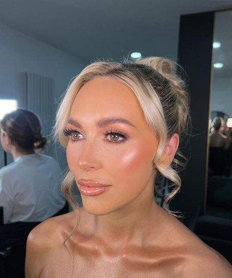 Wedding guest Glam 💛✨☁️ The prettiest soft glam… glowy lids & peachy tones 😍 Use “LFTFJASMINEEVE” at checkout @lookfantastic on products l… | Instagram Wedding Guest Glam, Peachy Makeup Look, Bride Makeup Natural, Maybelline Lifter Gloss, Maybelline Lifter, Orange And Pink Wedding, Illuminating Primer, Wedding Guest Makeup, Glam Wedding Makeup