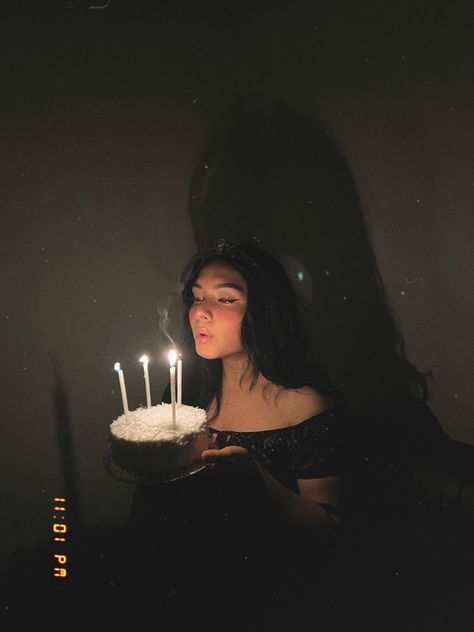 Photo Shoot With Cake, 21st Birthday Pictures, Photo Styles, Birthday Shots, Birthday Aesthetic, Aesthetic Birthday, Cute Birthday Pictures, 21st Birthday Photoshoot, Cute Birthday Ideas