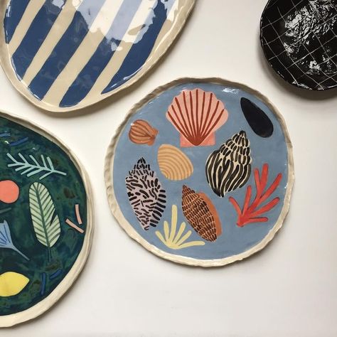 Inspiration for summer cermaics art project: Léa Maupetit #ceramics #table #plate Ocean Ceramics, Makoto Kagoshima, Interior Board, Kitchen Wishlist, Diy Pottery Painting, Deco Nature, Small Objects, Diy Pottery, Product Ideas