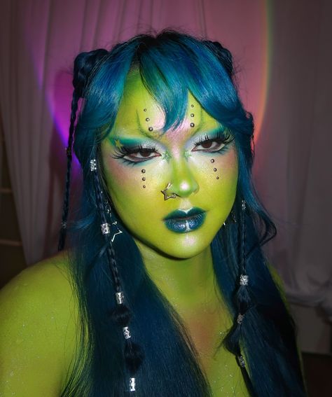 Alien superstars just landed 👽🛸🌟💚 collab with the lovely @babenexttdoor 🫶🏼 . @mehronmakeup paradise AQ pro paint palette + mixing liquid (makes it more transfer proof!) @glisten_cosmetics white spectra base + twilight chroma gloss @kaleidosmakeup limelight epiphany glow liner + agave cloud lab lip clay + black jasmine palette @blendbunnycosmetics blends palette + @donidarkowitz palette @likely.makeup switchblade lashes @getstonned stud pack @onesize gworly pop blush trio @starface . . #... Cosmo Makeup Look, Green Alien Makeup Halloween, Alien Themed Makeup, Alien Halloween Makeup Easy, Retro Alien Makeup, Aliencore Makeup, White And Green Makeup, Easy Alien Makeup, Alien Costume Makeup