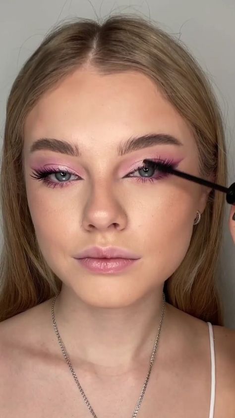 makeupkolours on Instagram: Glam 🥰 follow 👉 @makeupkolours credit @kate_motovilova Eye Pink Makeup, Pink Makeup Hooded Eyes, Makeup Hooded Eyes, Full Makeup Tutorial, Almond Eye Makeup, Hazel Eye Makeup, Flower Makeup, Eye Makeup Techniques, Lip Makeup Tutorial