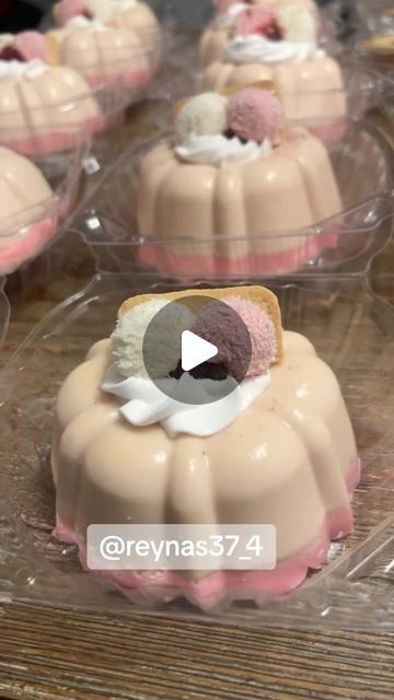 Reynas37_4 on Instagram: "Gelatina de Sponch para vender #mini #postre #gelatina #dgari #ventas #sponch" Diy Dessert Table Treats, Desert Cups Ideas, Diy Dessert Table, Desert Cups, Desserts In A Glass, Selling Ideas, Gelatin Dessert, Jello Desserts, Messy Kitchen