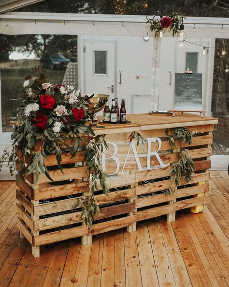 Diy Outdoor Bar For Wedding, Diy Bar At Wedding, Diy Wedding Bar Table, Diy Wedding Ideas Outdoors, Pallet Bar Wedding, Outdoor Wedding Bar Setup, Diy Bar Wedding Set Up, Rustic Wedding Marquee, Backyard Bar Wedding