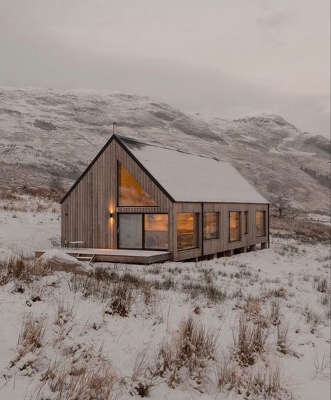 Scandinavian Exterior, Scandinavian House Design, Scandinavian Cabin, Minimal Architecture, House Photography, December 21, House On A Hill, Mountain House, Wooden House