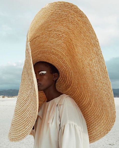 JACQUEMUS LA BOMBA HAT PRICE: 438$ Mb Sprinter, Summer Hats Beach, Straw Hat Beach, Straw Sun Hat, Big Hat, Mode Inspo, Beach Hat, Woman Beach, Mode Inspiration