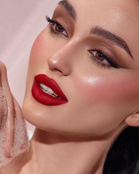 Make Up Red Lipstick Classy, Makeup With Red Outfit, Makeup For Red Dress Wedding, Classy Makeup Looks Red Lips, Makeup For Red Dress Formal, Eye Makeup With Red Lipstick, Makeup To Go With Red Dress, Prom Makeup Red, Bridal Makeup Red Lips