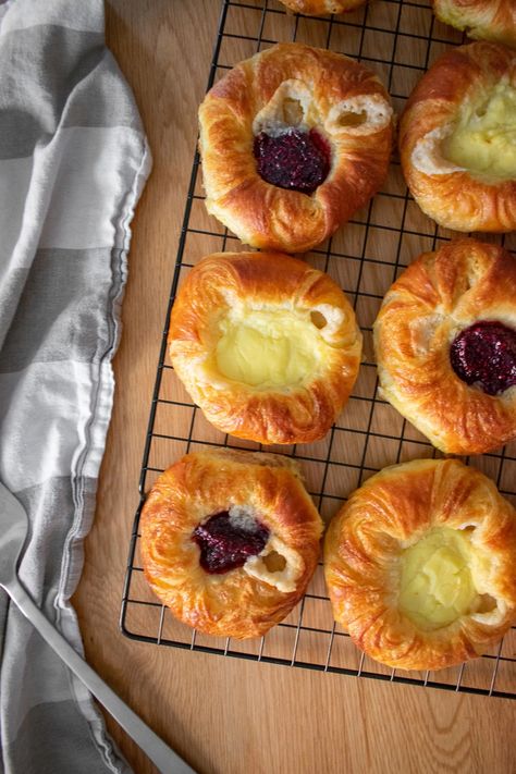 Spandauer (Danish Pastry with Custard or Jam) Mini Danish, Danish Pastry Dough, Danish Cake, Pastry Dough Recipe, Danish Recipe, Custard Recipe, Danish Pastry, Danish Food, Jam Recipe