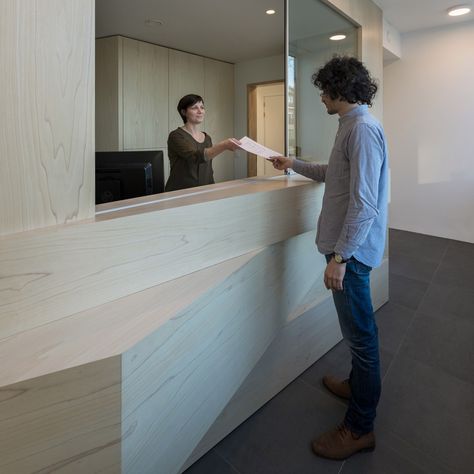 Joshua Florquin uses angular joinery to create bespoke furnishings for doctor's surgery in Maldegem, Belgium Medical Office Reception Desk, Gift Shop Interiors, Wellbeing Centre, Office Floor Plan, Medical Office Decor, Reception Desk Office, Reception Desk Design, Ivf Clinic, Cabinet Medical