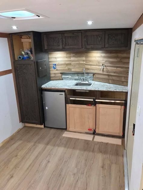 Inspiring 10 Best Enclosed Trailer Camper Conversion Ideas https://camperlife.co/2019/05/13/10-best-enclosed-trailer-camper-conversion-ideas/ In case it may help, I'll share a couple of things about our trailer, and several other ideas. As there are a lot of kinds of trailers which are avail... Cargo Trailer Roof Rack, Enclosed Trailer Ideas Toy Hauler, Diy Toy Hauler, Enclosed Trailer Ideas, Enclosed Trailer Camper Conversion, Converted Cargo Trailer, Utility Trailer Camper, Trailer Camper Conversion, Motorcycle Cargo Trailer