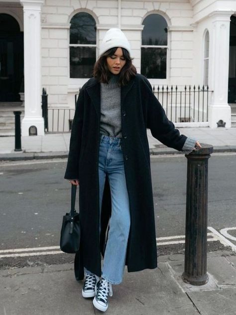 Autumn Outfits Black Coat, Casual Date Night Outfit Winter Sneakers, Paris Street Style November, Fall Long Coat Outfits, Casual Long Coat Outfit, Winter Outfits In Nyc, Black Skinnies Outfit Winter, New York Evening Outfit, Winter Outfits Aesthetic 2023