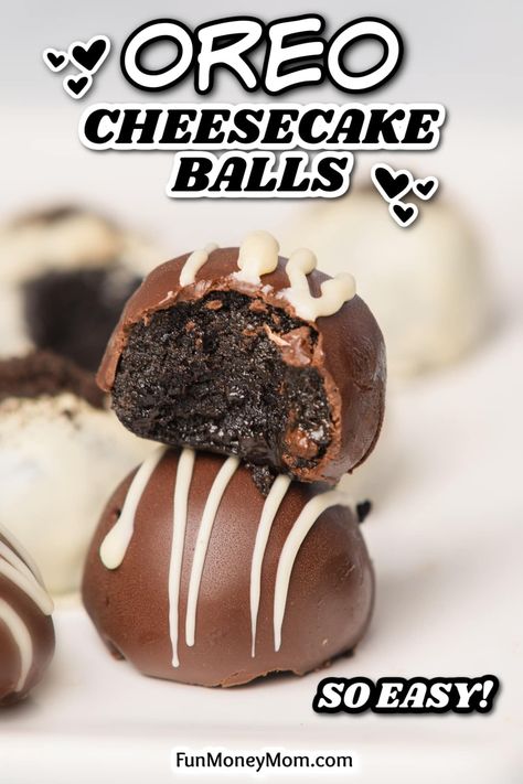 These Oreo Cheesecake Balls are a mouthwatering treat that combines delicious Oreo cookie flavor with the rich & creamy taste of cheesecake. Chocolate Cheesecake Balls, Oreo Cheesecake Balls, Easy Oreo Cheesecake, Oreo Cookie Flavors, Oreo Cheesecake Bites, Finger Desserts, Cheesecake Balls, Oreo Cookie Recipes, Rich Cheesecake