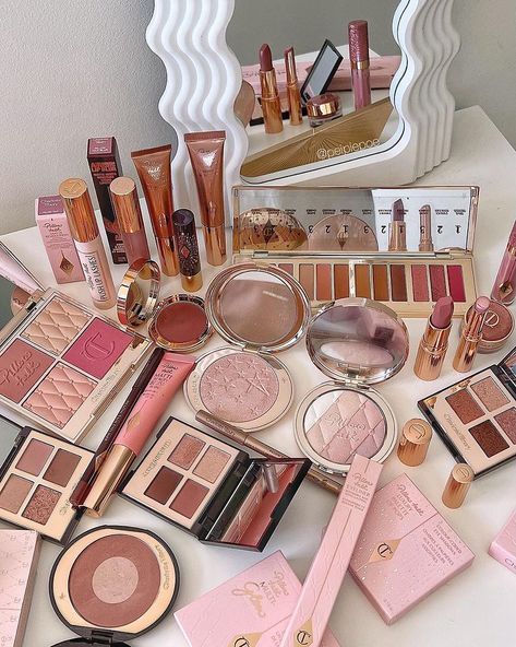 Makeup On Vanity, Hardcore Aesthetic, Makeup Storage Organizer, Makeup Collection Goals, Expensive Makeup, Makeup Bag Essentials, Makeup Station, Makeup Storage Organization, Skin Tint