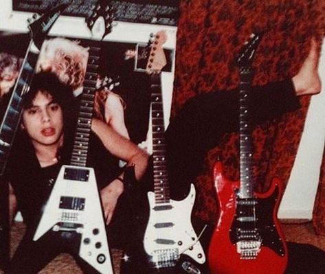 Kirk Hammett Rare, Kirk Hammett Girlfriend, Kirk Hammett Aesthetic, Kirk Hammett 80s, Kirk Hammet, Bass Guitars For Sale, Kirk Metallica, Bass Guitar Lessons, Ride The Lightning