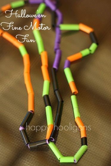 Colourful Halloween necklaces for toddlers to make out of coloured straws and yarn. A great fine motor activity for little hands. Cute Halloween activity center. #toddler #preschool #finemotor Halloween Fine Motor, Preschool Halloween Party, October Preschool, Happy Hooligans, Preschool Fall, Halloween Crafts Preschool, Apple Pumpkin, Halloween Kindergarten, Hallowen Ideas