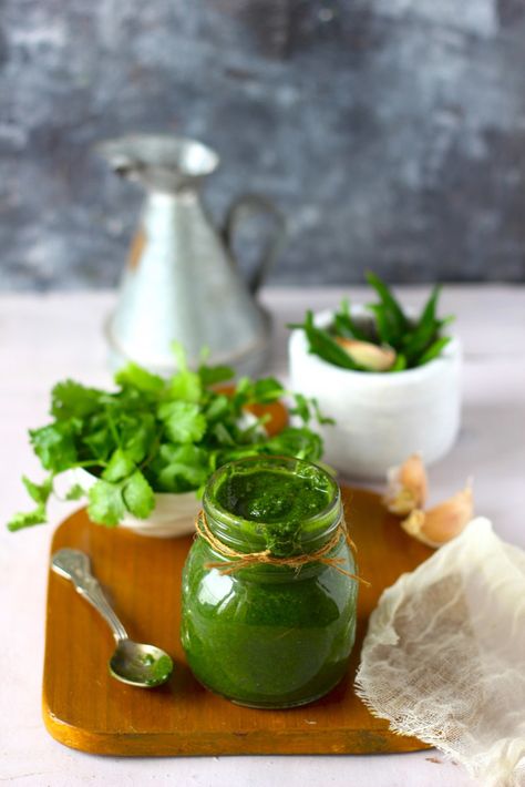 Green Chutney is fresh herb blend and perhaps the most common way of using mint and coriander in an everyday Indian meal. It can spice up any appetizer and is so easy to prepare. All you need to do is blend. funfoodfrolic.com Chili Mango, Garlic Chutney, Tamarind Chutney, Chutney Recipe, Dry Ginger, Green Chutney, Chaat Masala, Indian Street Food, Chutney Recipes