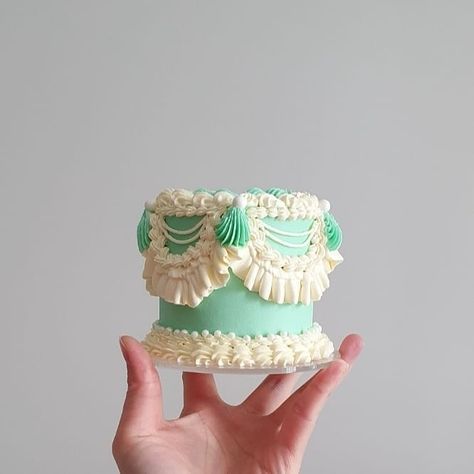 Wendy Wu on Instagram: “Lambeth style cakes are one of my favourite things to decorate cos I love piping buttercream so much, especially ruffles 💖 💜 3 inch cake…” Mini Lambeth Cake, Lambeth Cupcakes, 3 Inch Cake, Lambeth Cake, Piping Buttercream, Cake Inspo, Baptism Cake, My Favourite Things, Dream Cake