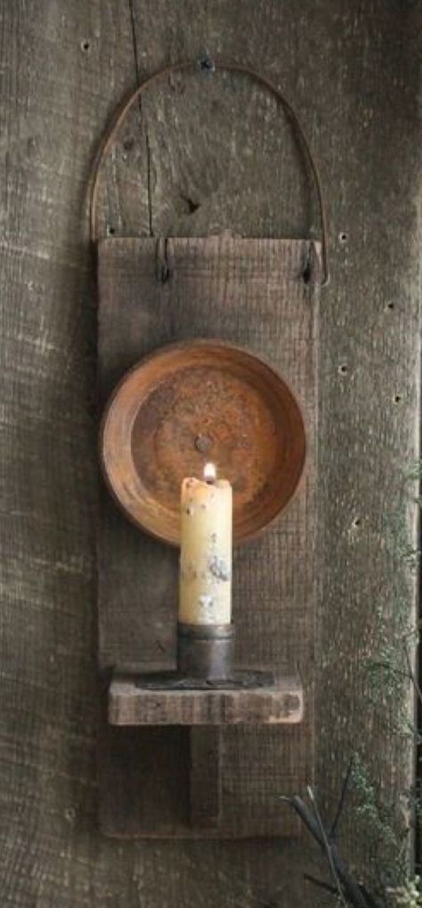 Primitive Decorating Country Kitchens, Colonial Primitive Decor, Old Wood Projects, Diy Candle Sticks, Prim Crafts, Primitive Christmas Decorating, Primitive Christmas Decor, Americana Crafts, Primitive Walls