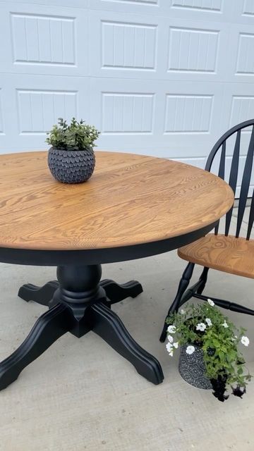 Diy Round Oak Table Makeover, Round Kitchen Table Redo, Refinished Circle Kitchen Table, Upcycle Round Table, Two Tone Round Dining Table, Round Dining Table Flip, Round Wooden Table Makeover, Round Dining Table Redo, Upcycled Round Dining Table