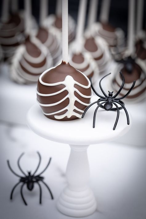 Learn how to make these Halloween Rib Cage/Skeleton Cake Pops #DIY Skeleton Cake Pops, Skull Cake Pops, Cake Pops Diy, Easy Cake Pops, Halloween Truffles, Skeleton Cake, Monster Cake Pops, Heavenly Cake, Cute Halloween Cakes