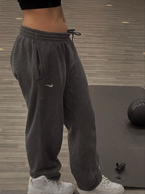 Gym Fits Sweatpants, Gym Sweats Outfit, Baggy Nike Sweatpants Outfit, Sweat Pants Gym Outfits, Pro Clubs Sweats Outfit, Loose Gym Clothes Women, Gray Baggy Sweatpants Outfit, Sweatpants Gym Fit, Joggers Workout Outfit