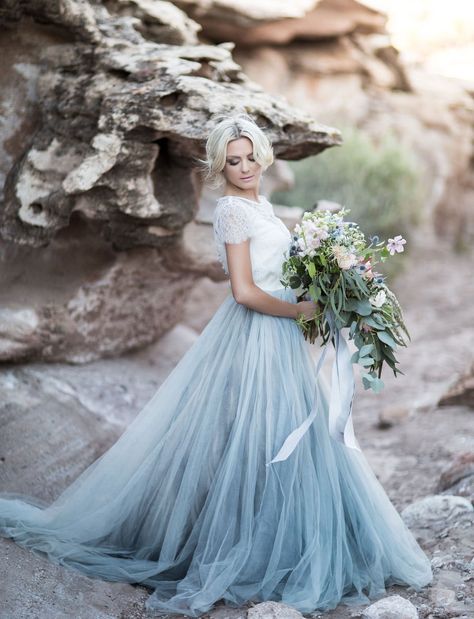 Vestido: Chantel Lauren Rok Tile, Short Sleeve Prom Dresses, Blue Tulle Skirt, Baju Kahwin, Gonna In Tulle, Colored Wedding Dress, Short Sleeve Wedding Dress, Dusty Blue Weddings, Blue Wedding Dresses