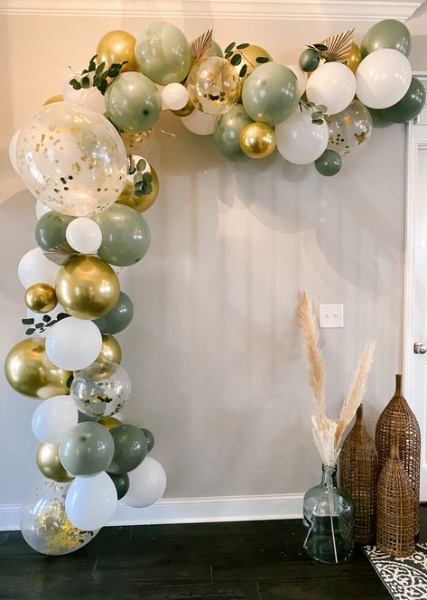 Dried palms and euclapytus tucked into a balloon half-arch as a backdrop for photos at this spring bridal shower. Vase with pampas grass and trio wicker vases. Photo Backdrop With Balloon Arch, Half Garland Balloon, Half Balloon Garland, Bridal Party Balloon Arch, Balloon Arches For Wedding, Diy Wedding Balloon Arch, Bridal Balloon Backdrop, Bridal Shower Ideas Decorations Balloons, Half Arch Backdrop With Balloons