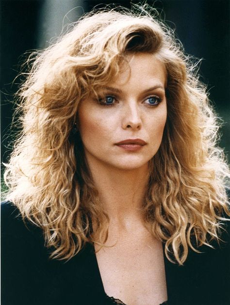 Michelle Pfeiffer 90s, Michele Pfeiffer, Witches Of Eastwick, Striking Eyes, The Witches Of Eastwick, Elisabeth Shue, Blonde Actresses, 80s Hair, Fav Celebrities