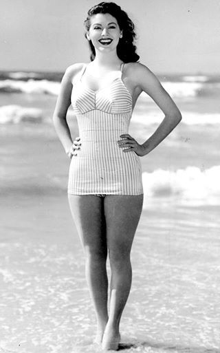 Ava Gardner in a swimsuit! Klasik Hollywood, Jane Russell, Ava Gardner, Classic Actresses, Vintage Swimwear, Actrices Hollywood, Teen Choice Awards, Hollywood Glam, Old Hollywood Glamour