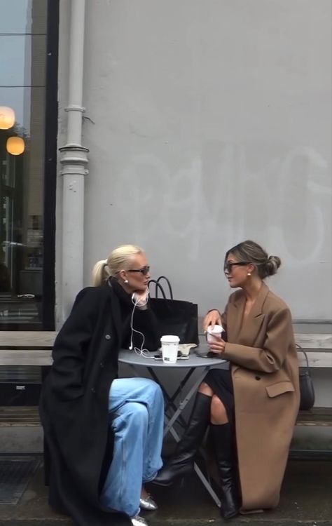 Paris Business Fashion, Friends Coffee Aesthetic, Paris Content Ideas, Aesthetic Brunch Pictures, Insta Fashion Post Ideas, Coffee Friends Aesthetic, Winter Group Photoshoot, London Aesthetic Friends, Autumn Friends Aesthetic