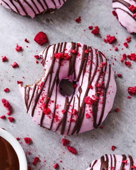 Chocolate Raspberry Donuts Soft Donut Recipe, Raspberry Donut, Blackberry Dessert Recipes, Natural Red Food Coloring, Cacao Powder Benefits, Healthy Donuts Recipe, Blackberry Dessert, Healthy Donuts, Strawberry Donuts