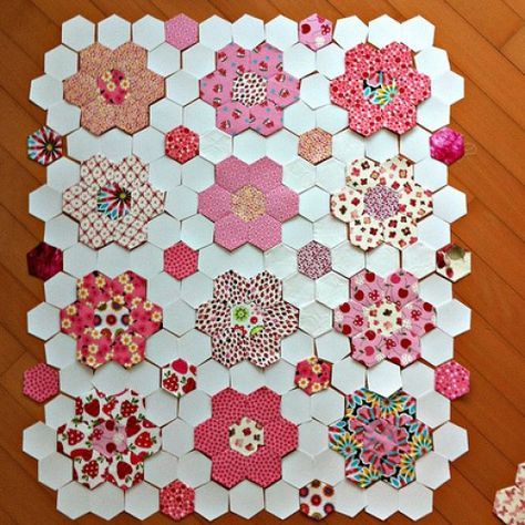 Pink Hexie Quilt - Tutorial Hexie Quilts Patterns Layout, Hexi Quilt, Epp Quilt, Hexie Quilts Patterns, Liberty Quilt, Hexie Quilts, Grandmothers Flower Garden Quilt, Hexagon Quilt Pattern, Hexagon Patchwork