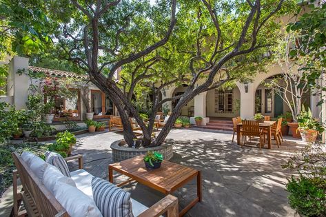 Spanish Courtyard, Hacienda Homes, Hacienda Style Homes, Courtyard Design, Mediterranean Style Homes, Mediterranean Home Decor, Spanish Style Home, Casas Coloniales, Hacienda Style