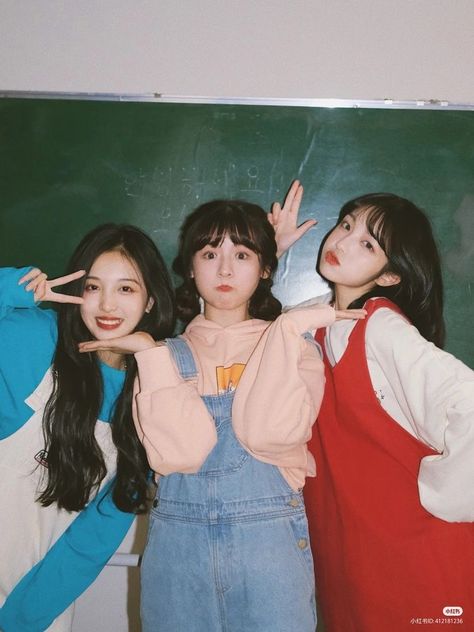 Trio Poses, Cute Friend Poses, Group Photo Poses, Group Picture Poses, Sisters Photoshoot Poses, Sister Poses, Bff Poses, Group Photography Poses, Group Poses