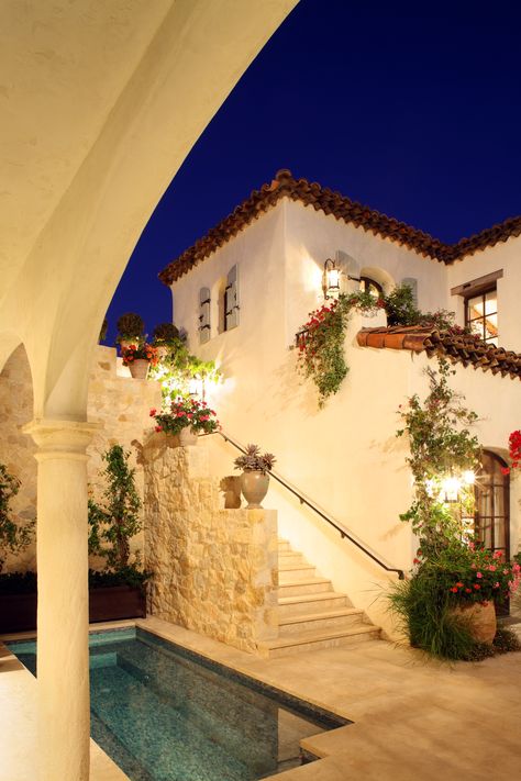 Spain House, Hacienda Homes, Houses In Mexico, Hacienda Style Homes, Drømme Liv, Mexico House, Beach House Exterior, Mediterranean Style Homes, Spanish Style Home