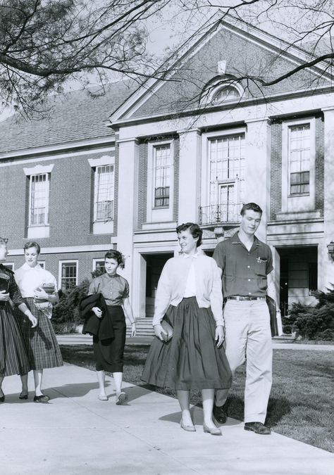 Illinois State Normal University students pass Williams Hall (the old Milner Library) in the 1950s. (Photo from the Dr. Jo Ann Rayfield Archives) 1950s Fashion England, 50s Collage, Character Characteristics, Cambridge Student, 1950s Aesthetic, Oxford College, 1950s Photos, Couple Inspiration, Vintage Couple