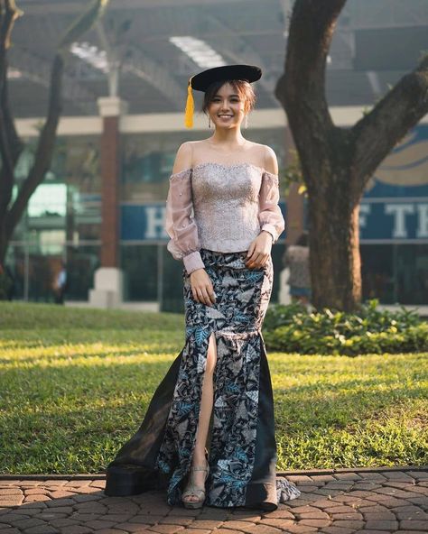 Kebaya Inspirasi on Instagram: “Inspirasi wisuda From @lawrenceanzela_ by @by.gaea #kebayawisuda #lulus #graduate #kebayagraduation” Model Kebaya Wisuda, Model Dress Kebaya, Kebaya Modern Dress, Dress Kebaya, Modern Kebaya, Batik Kebaya, Kebaya Dress, Kebaya Muslim, Batik Fashion